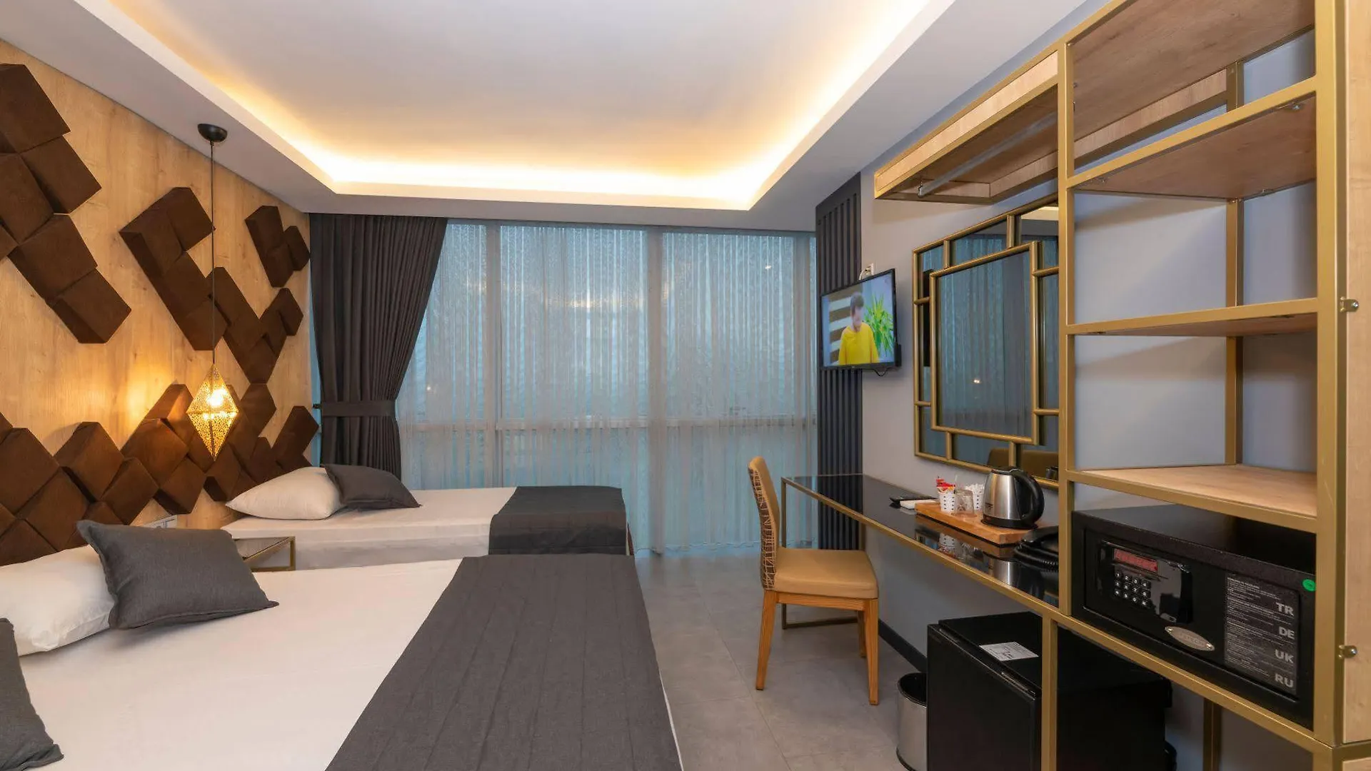 Fly And Stay Airport Hotel Istanboel 3*,
